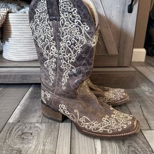 Women’s tan embroidered Corral boots size 8M